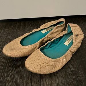 Vera wang size 8 ballet flats in nude color